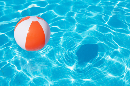 在游泳池中漂浮的多彩沙滩球