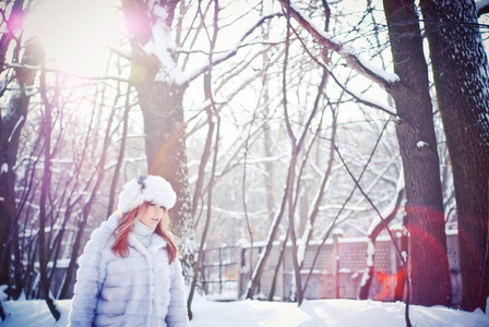 美丽的女孩在一个下雪的冬天公园