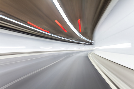 公路隧道，运动模糊两个抽象的速度运动