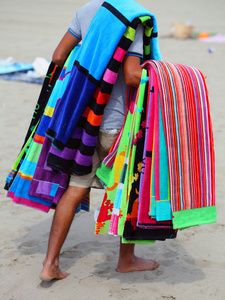 在夏日的海边沙滩毛巾 毛巾的非洲小贩