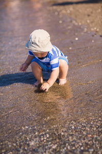 可爱的小男孩探索海滨海滩