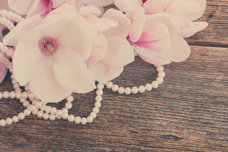 玉兰花开，木制的桌子上的珍珠