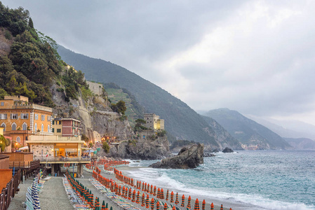 美丽的景色，在碧蓝的海水 beachline 和绿色的山的岩石