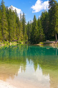 Braies 湖和一座木桥中白云岩