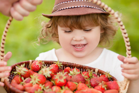可爱的小女孩，用篮子的草莓