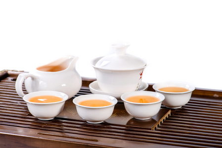 中国茶具杯热茶，特写，孤立在上白