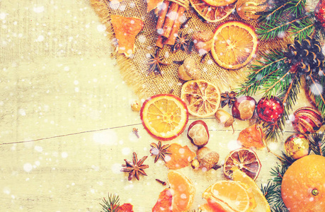 圣诞节背景与橘子。选择性的焦点
