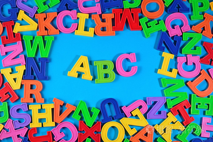 塑料彩色的字母表字母 abc