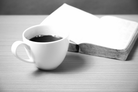 打开书与咖啡黑色和白色的颜色色调风格