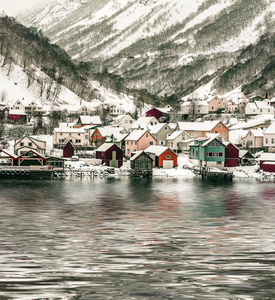 挪威的峡湾和木结构房屋