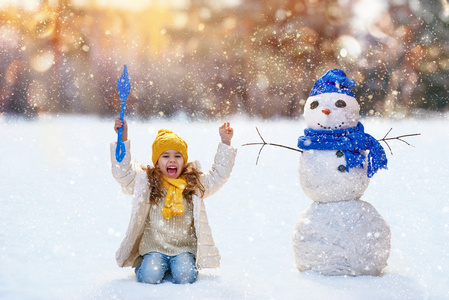 女孩玩堆雪人