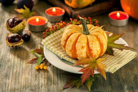 秋天的表设置 pumpkings 和蜡烛，秋天家居装饰