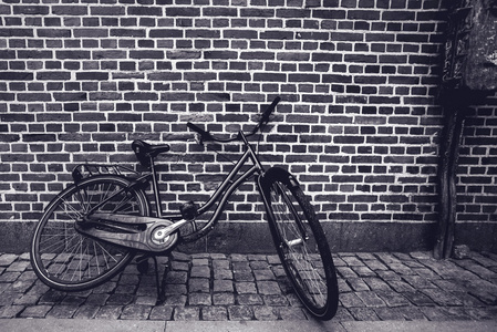 独特经典复古时髦自行车斜靠在街上碰见