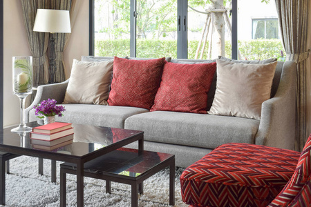 现代客厅设计，红色枕头上沙发和装饰台灯