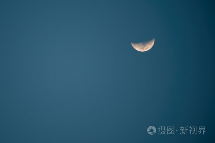 半个月亮与蓝蓝的天空背景