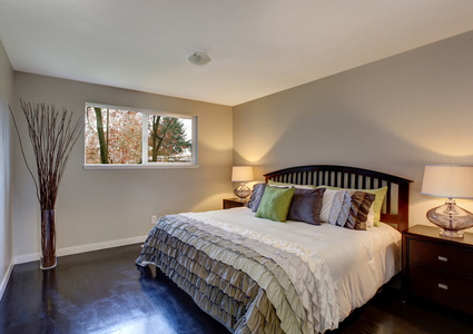 完美的硬木卧室有褶边的床上用品