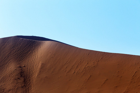 在隐藏湖在纳米布沙漠的沙丘