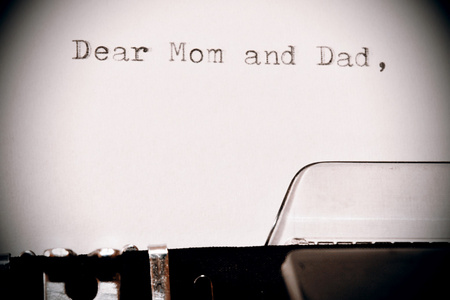 文本亲爱的妈妈和爸爸在老式打字机上键入