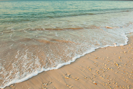 泰国日落前沙滩上的海浪