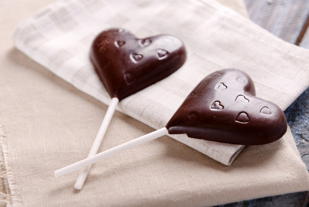 巧克力心形糖果在棍子上麻布，特写
