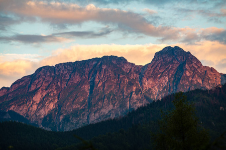 Giewont 山，鼓舞人心的山景观在夏天上塔特拉山