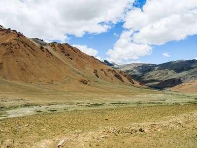 与山背景 Leh 拉达克，印度在公路沿线的自然景观