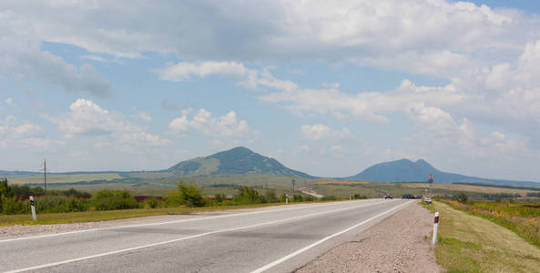 附近的 Zheleznovodsk 镇，塔夫罗波尔边疆区，俄罗斯山景