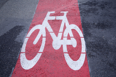 在布鲁塞尔的红色自行车车道标志