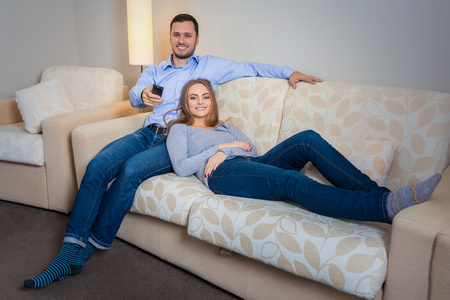 幸福的夫妻坐在沙发上一起看电视