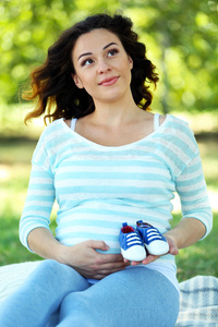 gravid kvinna med bl tossor