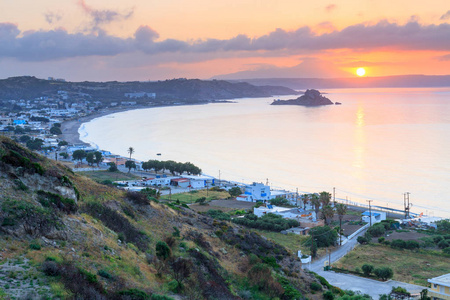 日出时在 kefalos 湾的鸟瞰图