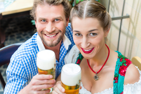 年轻的夫妇在巴伐利亚在餐厅或酒吧