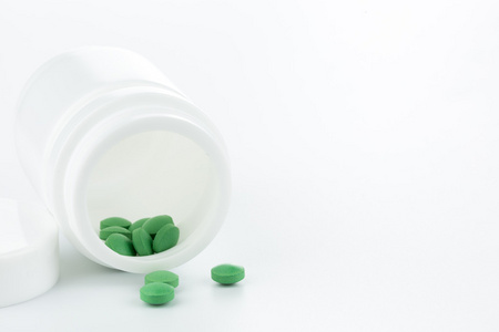 绿色药片药丸瓶白色背景上