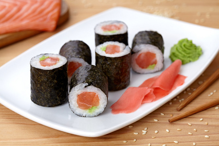 Maki 寿司三文鱼 芥末 姜和海苔紫菜卷