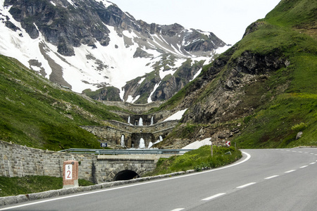 山区公路。奥地利阿尔卑斯山