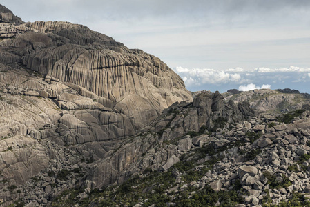 徒步旅行 Itatiaia 国家公园的山