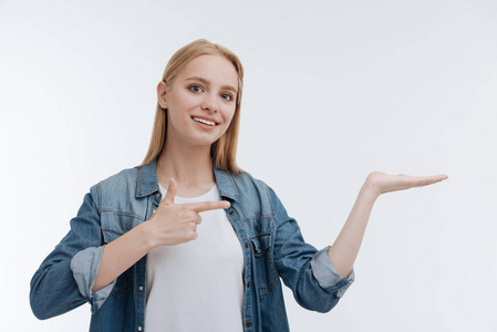 迷人的年轻女子，指着她的左手掌