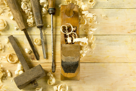 木匠工具与木屑木制的桌子上。Craftperson 工作场所顶视图
