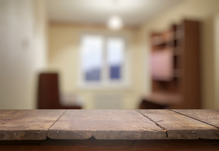 在客厅里的老式木制桌子