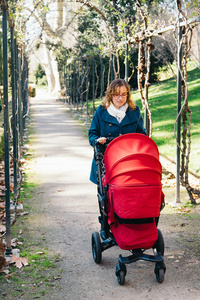 母亲与婴儿车散步
