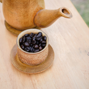咖啡豆，杯咖啡和木制的桌子上的茶壶。Ca 的一套