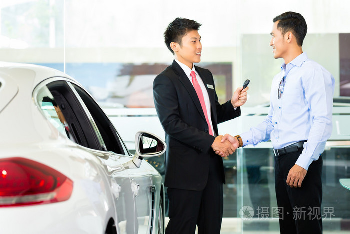 推销员向客户销售汽车