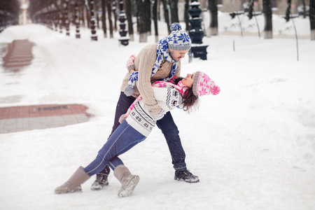爱在冬季公园跳舞对年轻夫妇