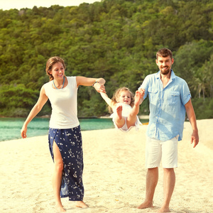 幸福的家庭，踩在沙滩上看海