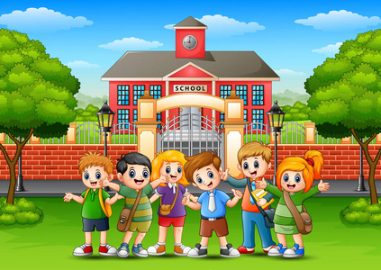快乐的学校孩子们站在学校大楼前