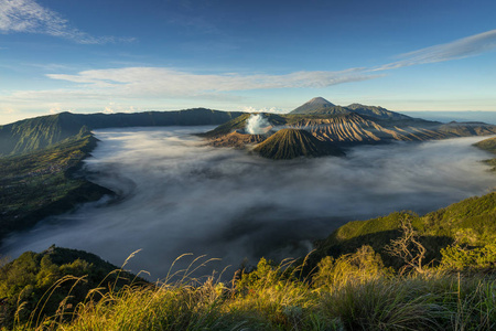 美丽的风景的溴活跃烧卖山，东爪哇
