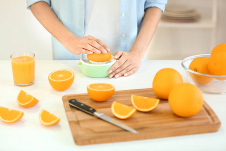 女手制作橙汁