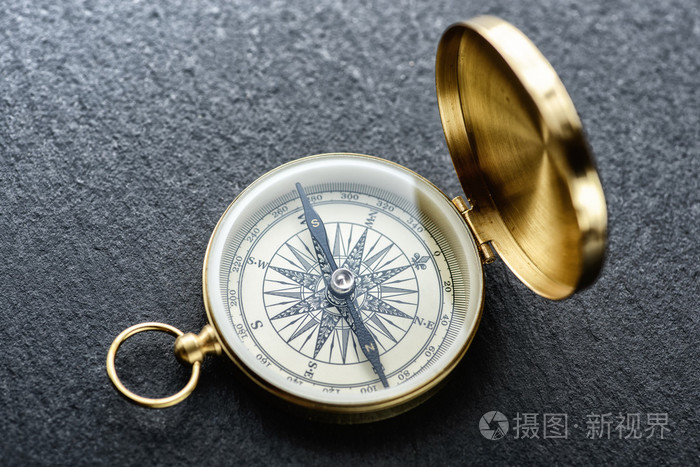 桌上的黄金罗盘