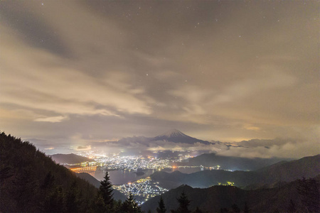 夜晚景观的富士山