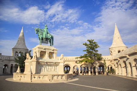 圣伊斯特万纪念碑上附近渔民的堡垒在匈牙利首都布达佩斯的布达山的美丽景色
